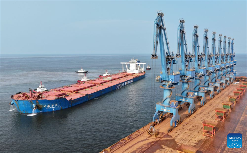 Tianjin : le vraquier CSB Glory de COSCO Shipping établit un nouveau record de tirant d'eau
