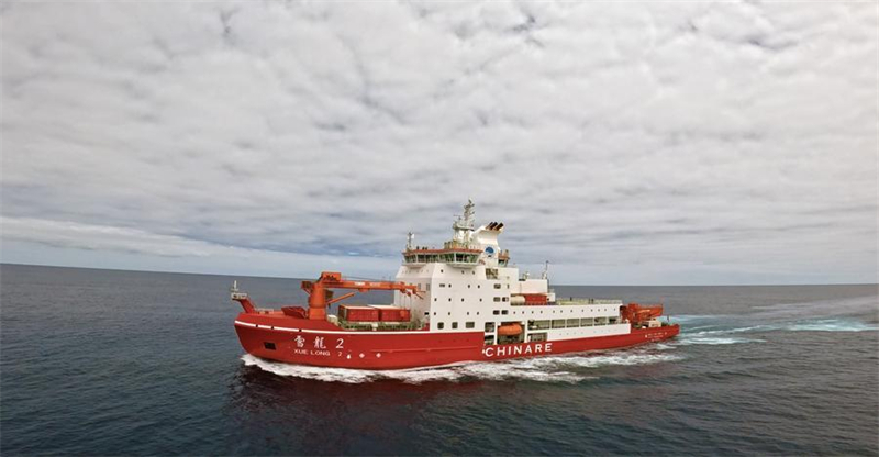 Les brise-glace chinois Xuelong et Xuelong 2 au port de Dalian pour une activité portes ouvertes