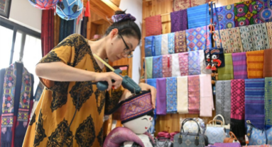 Guangxi : le tissage du brocart Zhuang ancestral prospère grâce à l'innovation