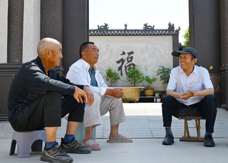 Henan : un chef de village déploie tous ses efforts pour le développement de sa ville natale