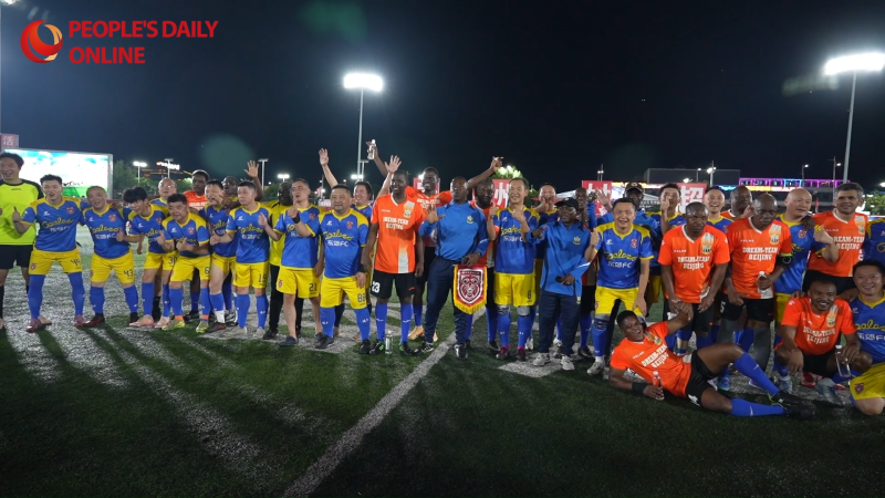 Guizhou : la « Dream Team » de diplomates africains en Chine fait sensation sur le terrain de la « Super Ligue des villages »