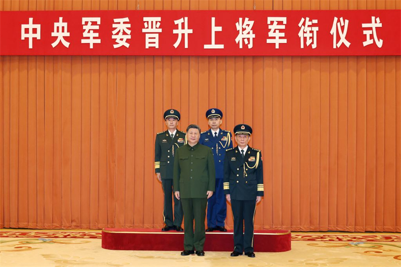 Xi Jinping remet des certificats d'ordre pour promouvoir deux officiers militaires au grade de général