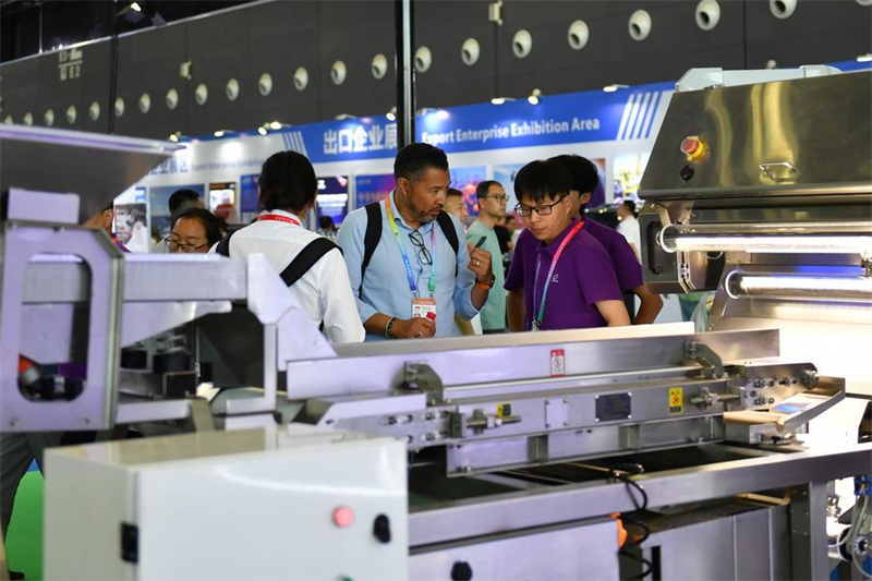 Un visiteur se renseigne sur des machines agricoles lors de la 4e Exposition économique et commerciale Chine-Afrique, au Centre international des expositions et des congrès de Changsha, dans la province chinoise du Hunan (centre), le 14 juin 2025.(Xinhua/Chen Zhenhai)