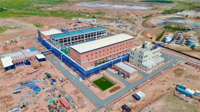 Photo de drone prise le 8 mars 2026 montrant les batiments d'un projet de production de sulfate de cobalt de qualité batterie à Marrakech au Maroc. (Xinhua/Tan Jing)