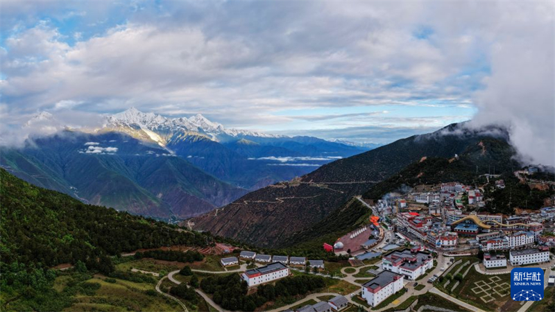 50 ans de l'autoroute Yunnan-Xizang : un passage de montagne isolé se transforme en couloir touristique