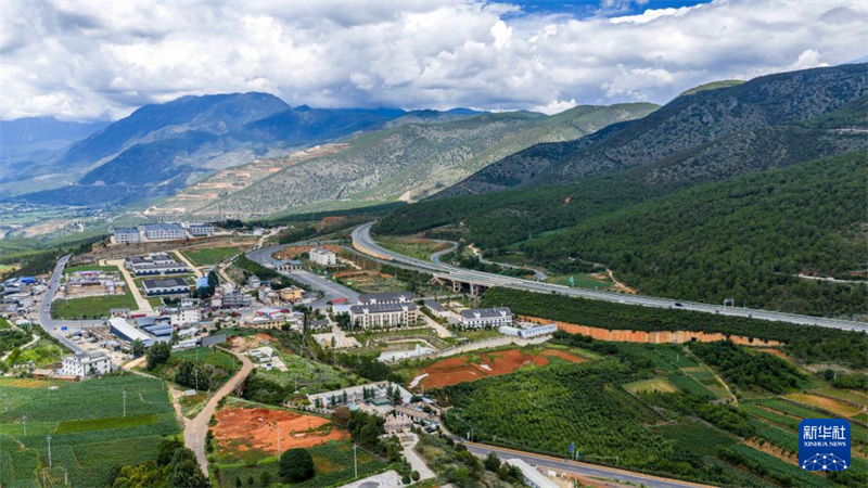 50 ans de l'autoroute Yunnan-Xizang : un passage de montagne isolé se transforme en couloir touristique