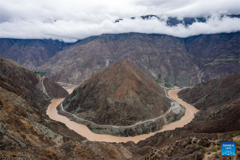 50 ans de l'autoroute Yunnan-Xizang : un passage de montagne isolé se transforme en couloir touristique