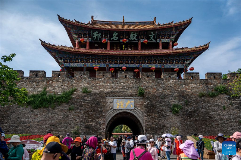 50 ans de l'autoroute Yunnan-Xizang : un passage de montagne isolé se transforme en couloir touristique