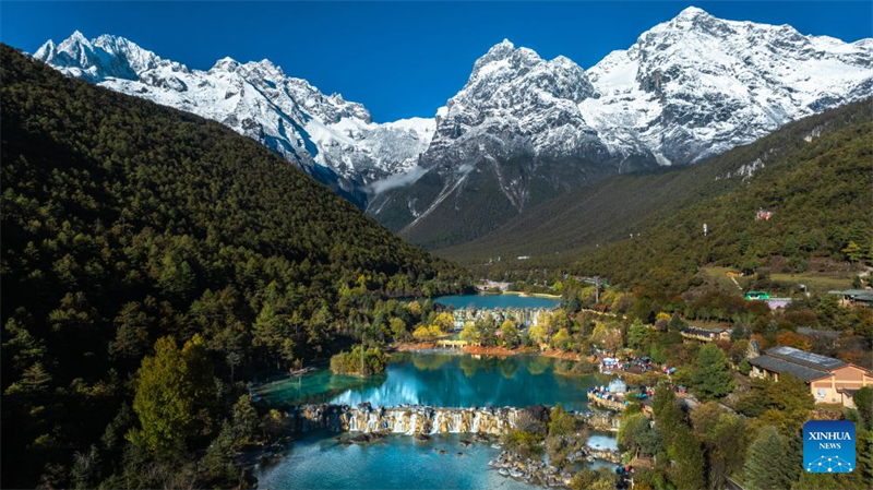 50 ans de l'autoroute Yunnan-Xizang : un passage de montagne isolé se transforme en couloir touristique
