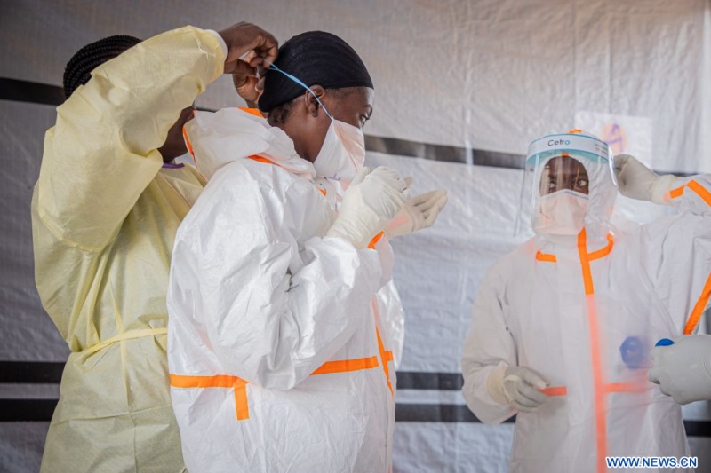 Des professionnels de santé enfilent des combinaisons de protection dans un centre de traitement d'Ebola à Bunia, capitale de la province d'Ituri en République démocratique du Congo (RDC), le 6 juillet 2026. Le bilan de l'épidémie d'Ebola qui sévit actuellement en RDC a dépassé les 500 morts, selon un rapport publié dimanche par les autorités sanitaires du pays. (Xinhua)