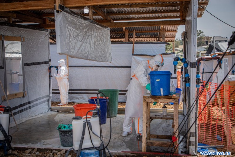 Des professionnels de santé procèdent à des opérations de désinfection dans un centre de traitement d'Ebola à Bunia, capitale de la province d'Ituri en République démocratique du Congo (RDC), le 6 juillet 2026. Le bilan de l'épidémie d'Ebola qui sévit actuellement en RDC a dépassé les 500 morts, selon un rapport publié dimanche par les autorités sanitaires du pays. (Xinhua)