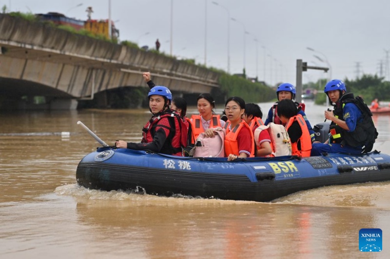 Le Guangxi mobilise des forces de secours pour évacuer les enseignants et les étudiants piégés par les inondations