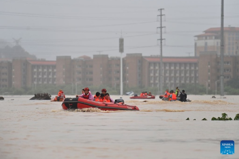 Le Guangxi mobilise des forces de secours pour évacuer les enseignants et les étudiants piégés par les inondations