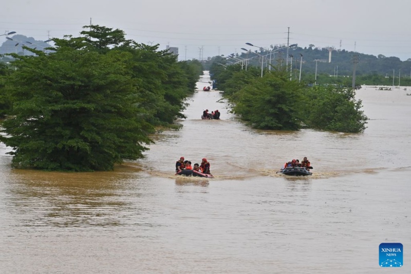 Le Guangxi mobilise des forces de secours pour évacuer les enseignants et les étudiants piégés par les inondations