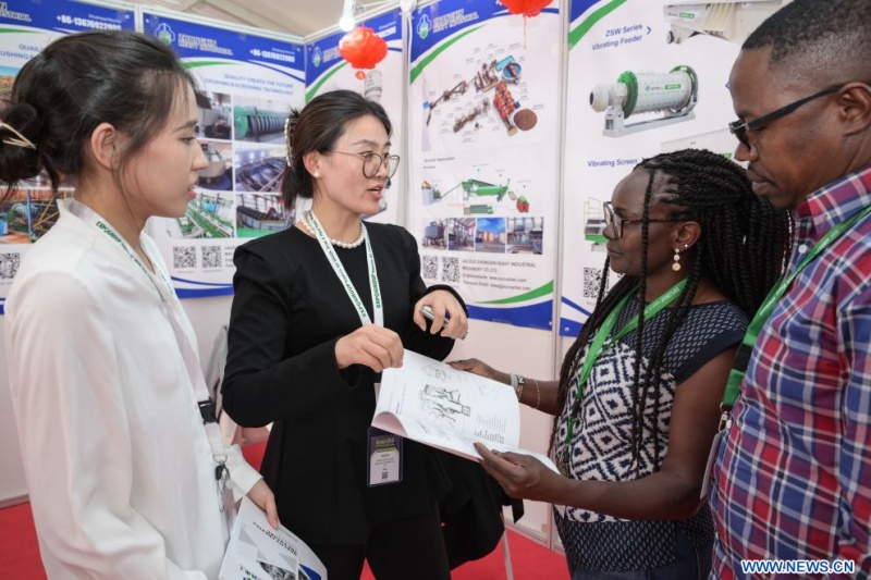 Une exposante (2e à gauche) de la province chinoise du Henan (centre), présente des équipements miniers à des visiteurs de la 27e Buildexpo Kenya à Nairobi, au Kenya, le 8 juillet 2026. Des dizaines d'entreprises chinoises présentent leurs innovations à l'exposition, qui a ouvert ses portes mercredi dans la capitale kényane, Nairobi. (Xinhua/Yang Guang)