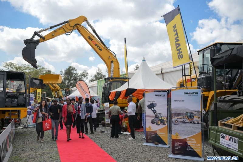 Des personnes visitent la 27e Buildexpo Kenya à Nairobi, au Kenya, le 8 juillet 2026. Des dizaines d'entreprises chinoises présentent leurs innovations à l'exposition, qui a ouvert ses portes mercredi dans la capitale kényane, Nairobi. (Xinhua/Yang Guang)