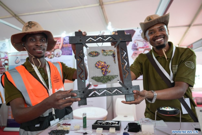 Des exposants kényans présentent une œuvre artisanale de carte de l'Afrique fabriquée avec des minéraux provenant du Kenya lors de la 27e Buildexpo Kenya à Nairobi, au Kenya, le 8 juillet 2026. Des dizaines d'entreprises chinoises présentent leurs innovations à l'exposition, qui a ouvert ses portes mercredi dans la capitale kényane, Nairobi. (Xinhua/Yang Guang)