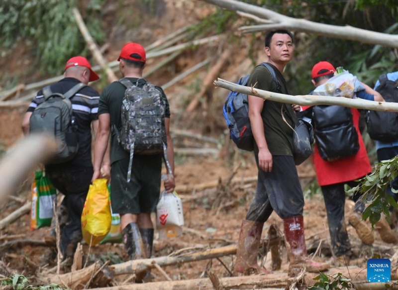 Guangxi : des volontaires post-90 guident les équipes de secours dans le canton de Zhenlong touché par les inondations