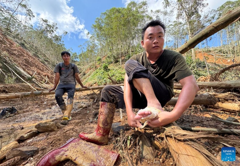 Guangxi : des volontaires post-90 guident les équipes de secours dans le canton de Zhenlong touché par les inondations