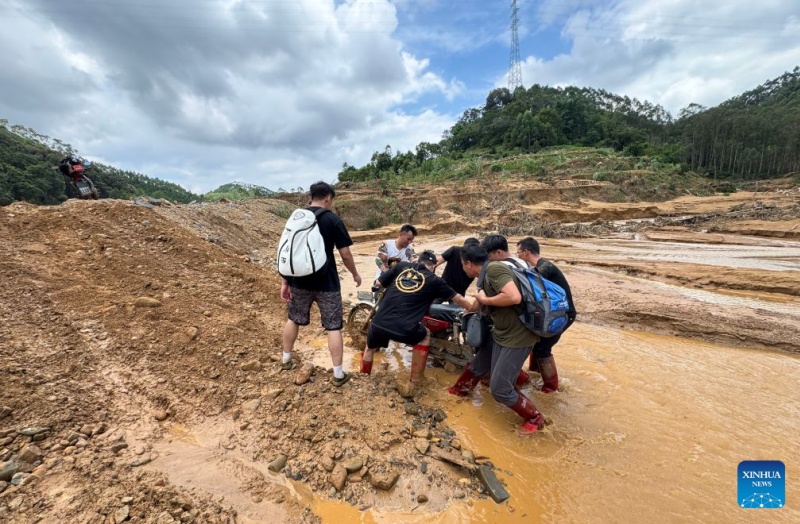 Guangxi : des volontaires post-90 guident les équipes de secours dans le canton de Zhenlong touché par les inondations