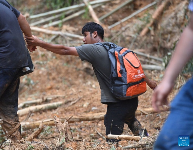 Guangxi : des volontaires post-90 guident les équipes de secours dans le canton de Zhenlong touché par les inondations