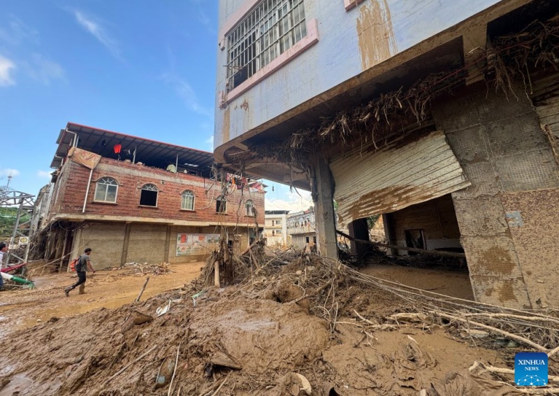 Guangxi : des volontaires post-90 guident les équipes de secours dans le canton de Zhenlong touché par les inondations