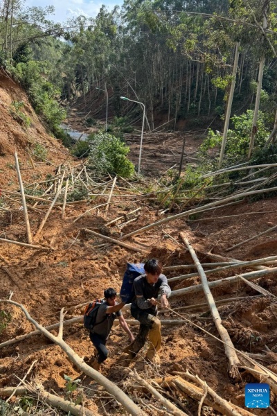 Guangxi : des volontaires post-90 guident les équipes de secours dans le canton de Zhenlong touché par les inondations