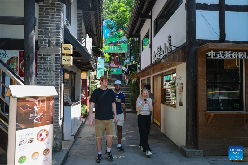 Avec l'augmentation du trafic transfrontalier de passagers, les touristes étrangers affluent vers Chongqing