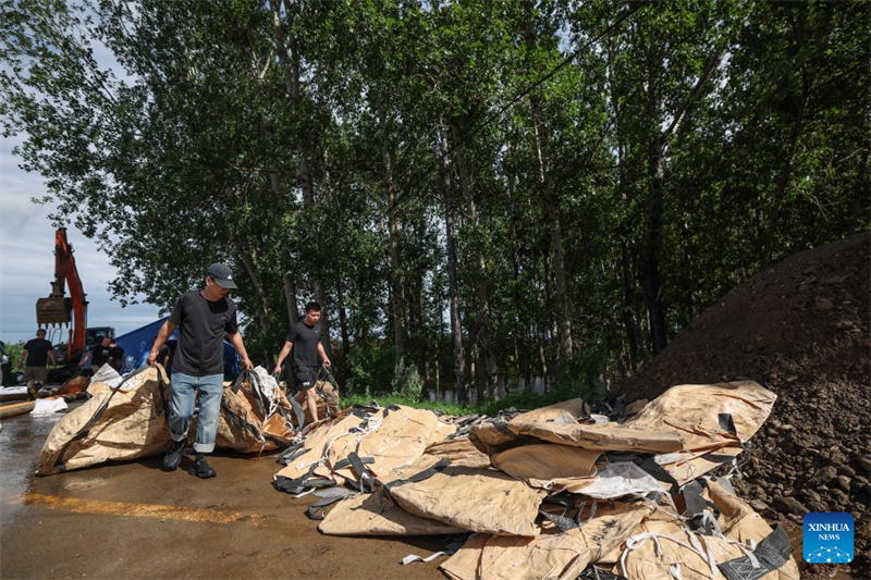 Liaoning : les secouristes transportent des fournitures pour renforcer les digues contre les risques d'inondation à Shenyang