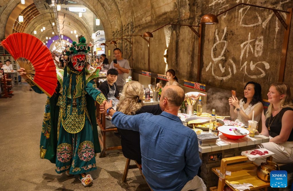 Avec l'augmentation du trafic transfrontalier de passagers, les touristes étrangers affluent vers Chongqing