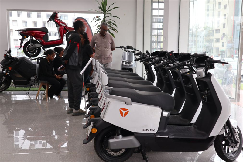 Des vélos électriques chinois sont exposés dans un magasin à Addis-Abeba, capitale de l'Éthiopie, le 18 mars 2026. (Liu Fangqiang/Xinhua)