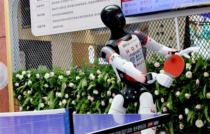 Un robot joue au ping-pong durant la Conférence mondiale sur l'intelligence artificielle (IA) 2026 et la Réunion de haut niveau sur la gouvernance mondiale en matière d'IA, le 18 juillet 2026 à Shanghai, dans l'est de la Chine.  (Photo : Fang Zhe)