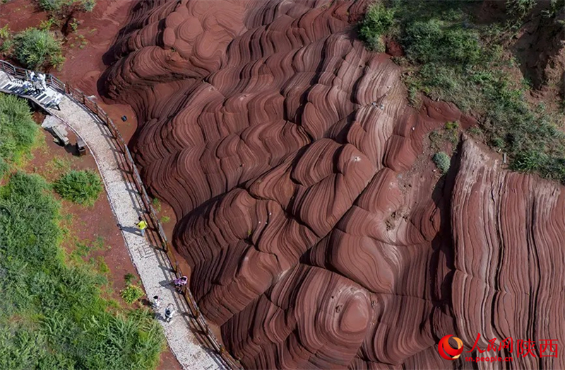 Shaanxi : les teintes pourpres des Danxia de Yulin sous la pluie brumeuse, aussi belles qu'un tableau