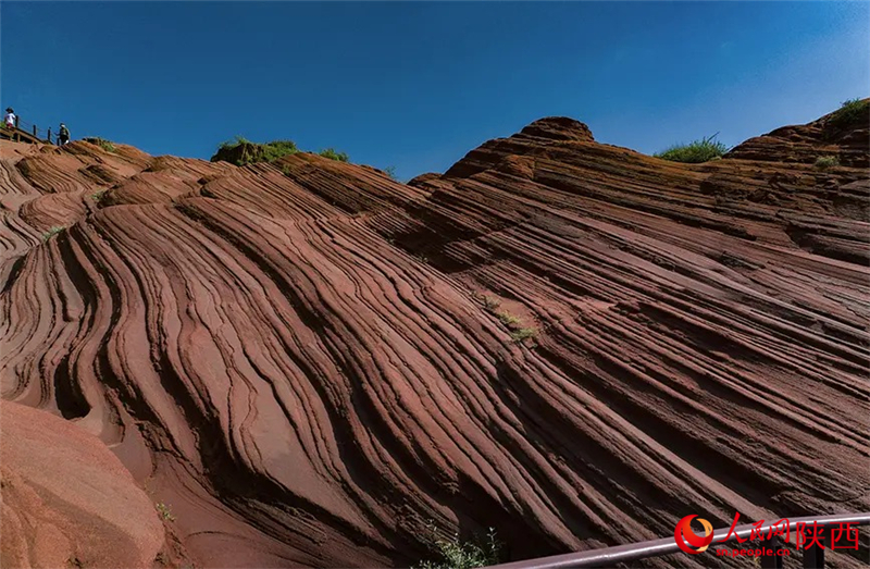 Shaanxi : les teintes pourpres des Danxia de Yulin sous la pluie brumeuse, aussi belles qu'un tableau
