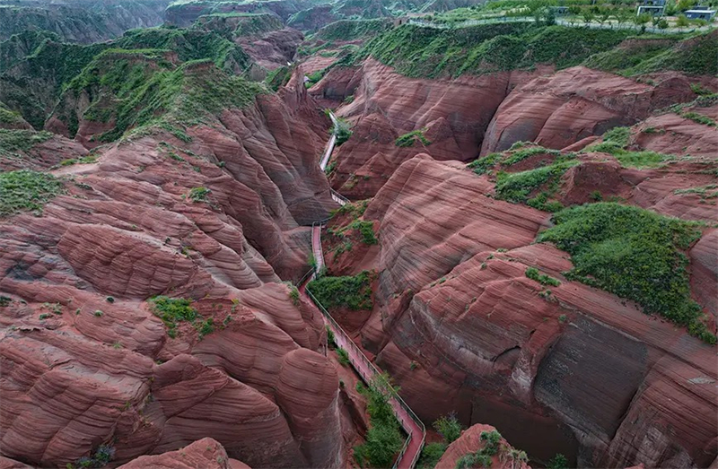 Shaanxi : les teintes pourpres des Danxia de Yulin sous la pluie brumeuse, aussi belles qu'un tableau