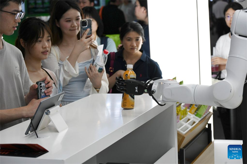 Shanghai : la Conférence mondiale sur l'IA présente des produits à IA incorporée de pointe