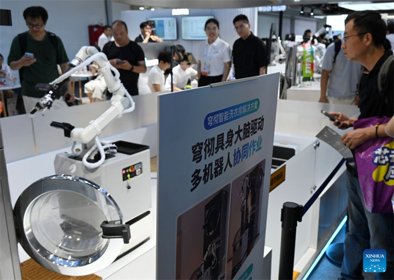 Shanghai : la Conférence mondiale sur l'IA présente des produits à IA incorporée de pointe