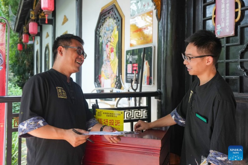 Sichuan : histoire en photo de l'accueil multilingue du préposé aux billets à Chengdu
