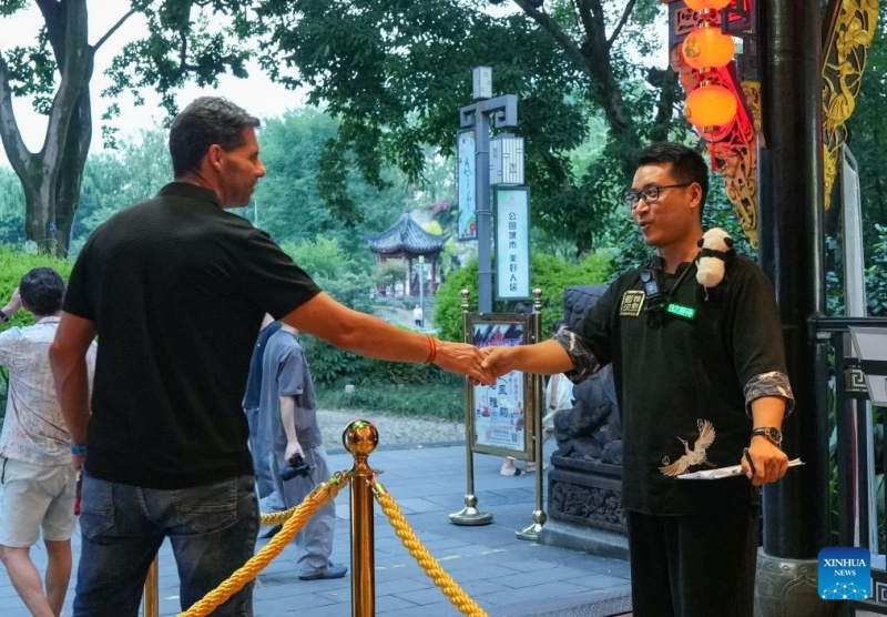 Sichuan : histoire en photo de l'accueil multilingue du préposé aux billets à Chengdu