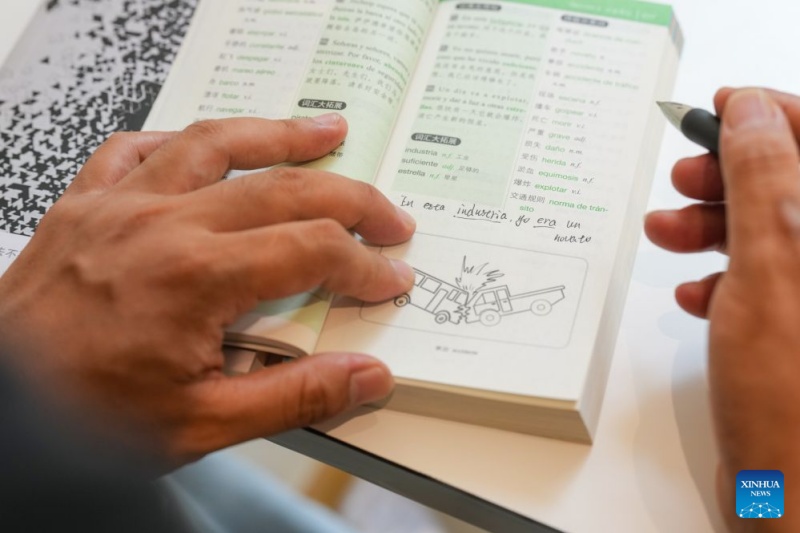 Sichuan : histoire en photo de l'accueil multilingue du préposé aux billets à Chengdu
