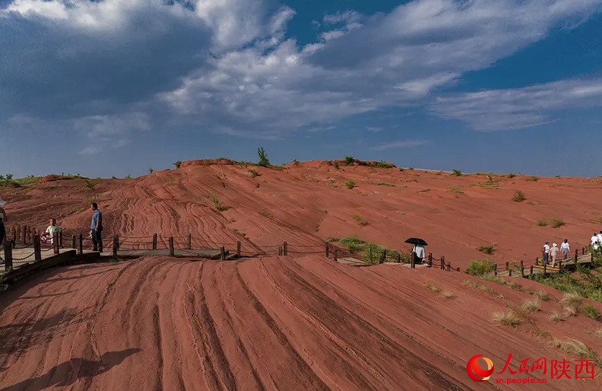 Shaanxi : les teintes pourpres des Danxia de Yulin sous la pluie brumeuse, aussi belles qu'un tableau