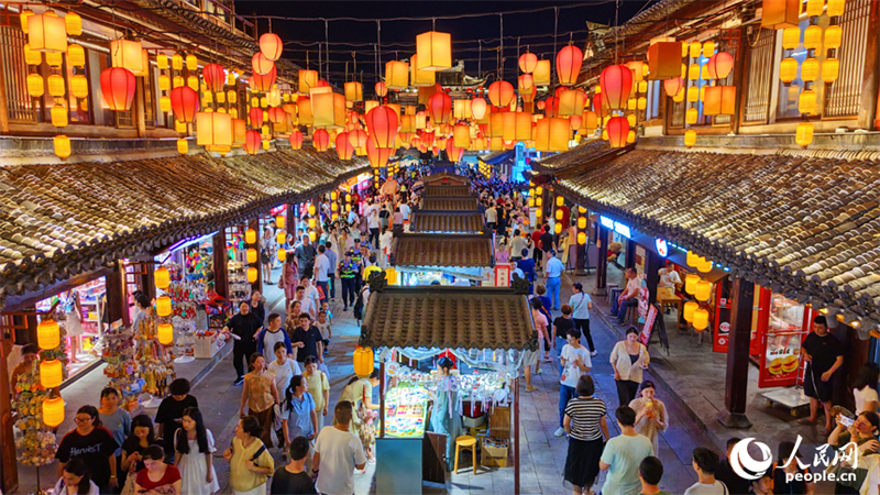 Jiangxi : les visites nocturnes des quartiers culturels historiques de Ganzhou stimulent l'économie nocturne