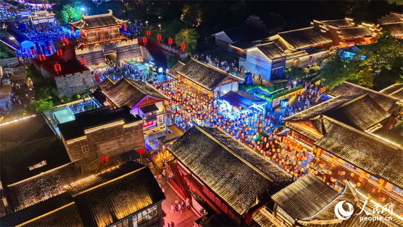 Jiangxi : les visites nocturnes des quartiers culturels historiques de Ganzhou stimulent l'économie nocturne