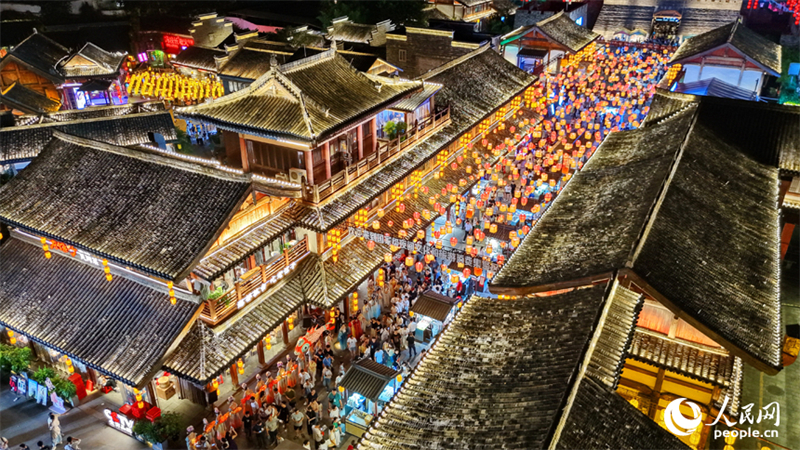 Jiangxi : les visites nocturnes des quartiers culturels historiques de Ganzhou stimulent l'économie nocturne