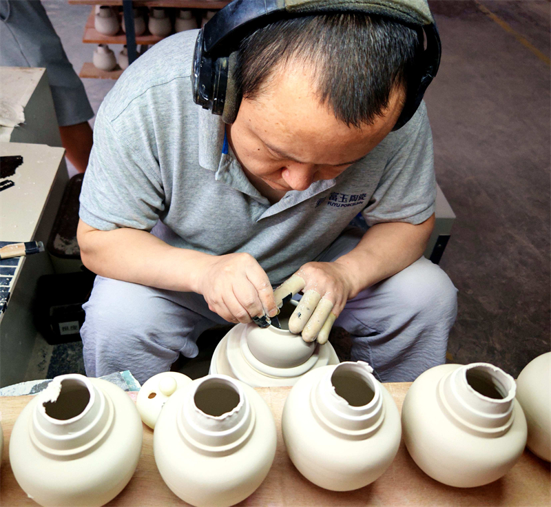 Jiangxi : Jingdezhen, capitale de la porcelaine millénaire, attire toujours de nombreux artistes chinois et étrangers