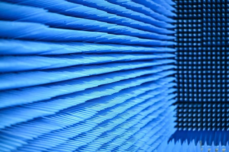 Photo prise le 20 juillet 2026, montrant l'intérieur d'une chambre anéchoïque destinée aux essais d'antennes chez Guoyu Starry Sky Technology Co., Ltd., située dans la zone de haute technologie de Wuxi, dans la province du Jiangsu (est de la Chine). (Xinhua/Chen Yehua)
