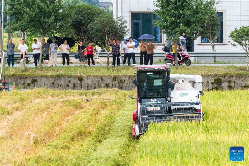 Hunan : des agriculteurs déploient des machines et équipements agricoles dans le village de Xiangjiang