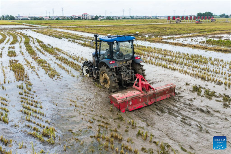 Hunan : des agriculteurs déploient des machines et équipements agricoles dans le village de Xiangjiang