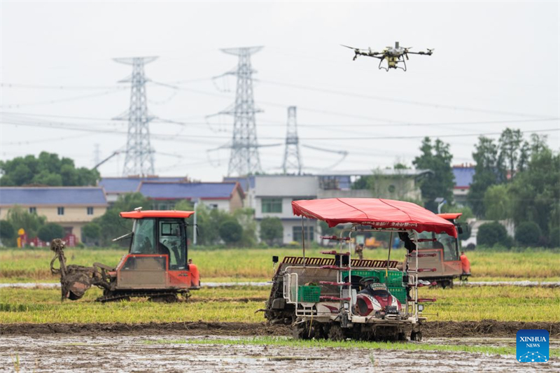 Hunan : des agriculteurs déploient des machines et équipements agricoles dans le village de Xiangjiang