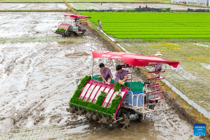 Hunan : des agriculteurs déploient des machines et équipements agricoles dans le village de Xiangjiang